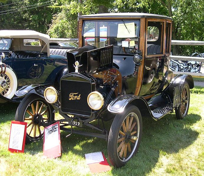 692px-1919_Ford_Model_T_Highboy_Coupe